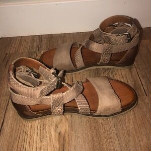 MJUS Taurus Fisherman Beige Leather Strappy Snake Print Sandals w Buckes Sz 5.5